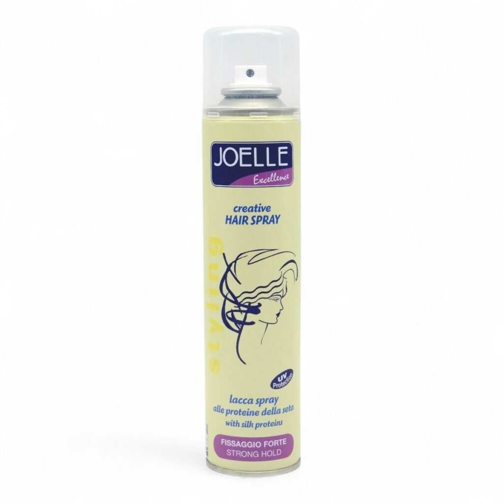 La Lacca Strong Hold della linea Joelle Excellence è progettata per sostenere i look più audaci e complessi, offrendo una tenuta decisa che non teme il passare delle ore. Grazie alla sua formula ad asciugatura rapida, fissa istantaneamente il movimento senza incollare, mantenendo la naturale brillantezza del capello grazie all’apporto proteico della seta.