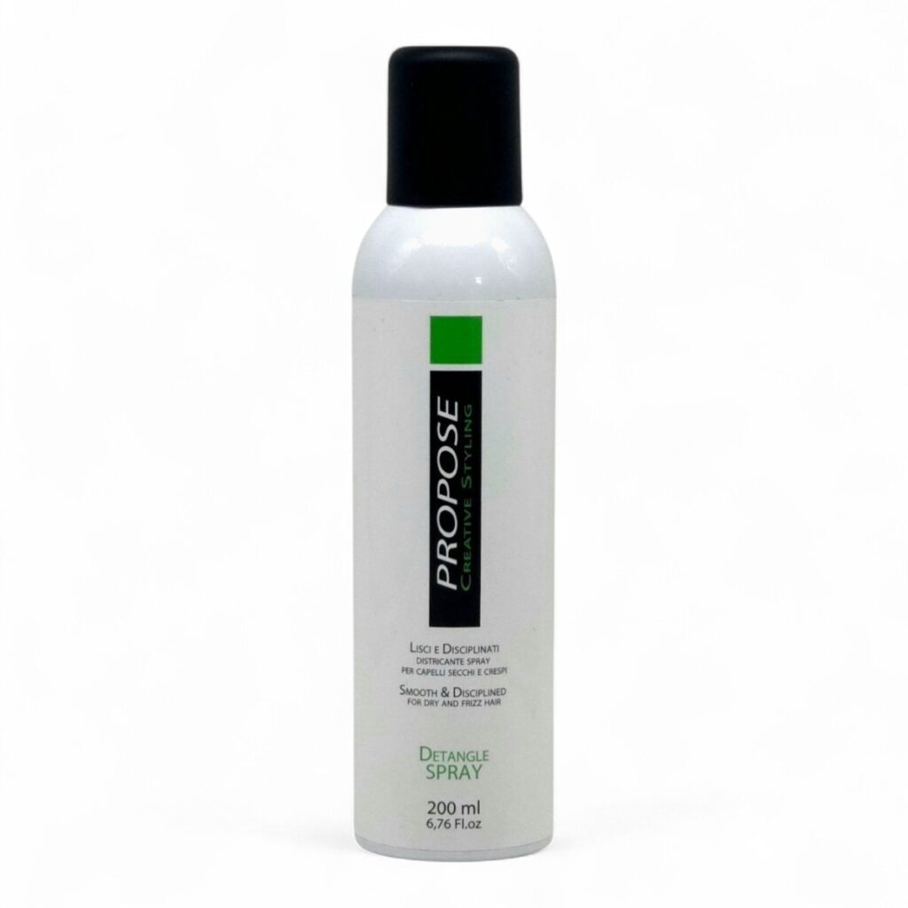 Propose Detangle Spray svolge un’azione districante e anticrespo, prevenendo la formazione delle doppie punte.